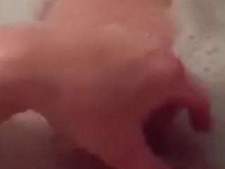baño digitación mamita masturbación MILF orgasmo coño chorros